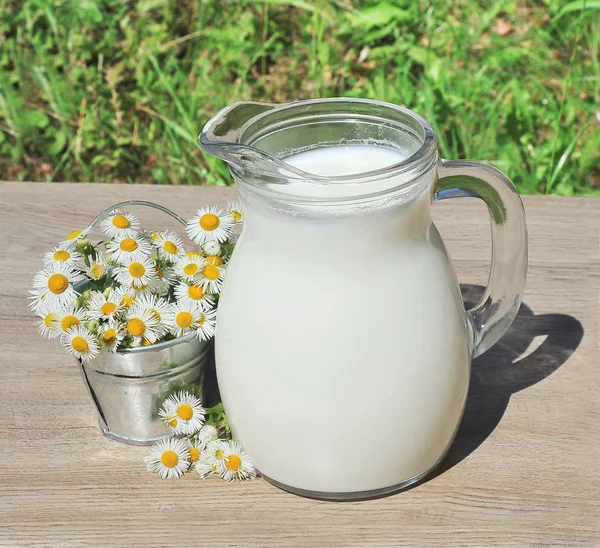 Hus mjölk med blommor — Stockfoto