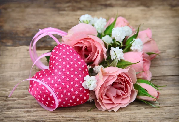 Bouquet of roses and heart — Stock Photo, Image