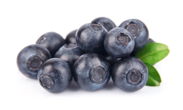 Ripe blueberries with leaves — Stock Photo, Image
