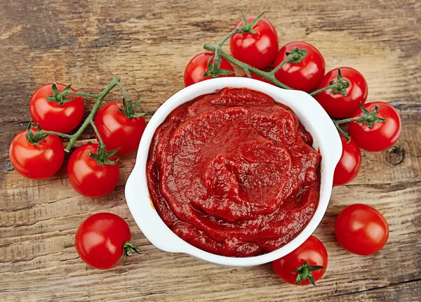 Tomatenmark mit reifen Tomaten — Stockfoto