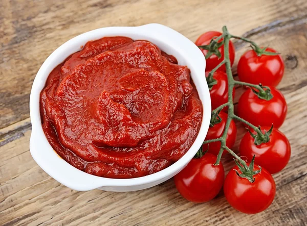 Tomato paste with ripe tomatoes — Stock Photo, Image