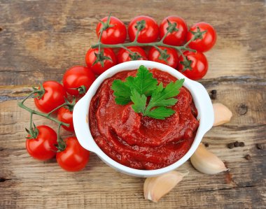 domates salça ile olgun domates