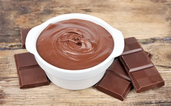 Schokoladencreme mit Schokoladensegmenten — Stockfoto