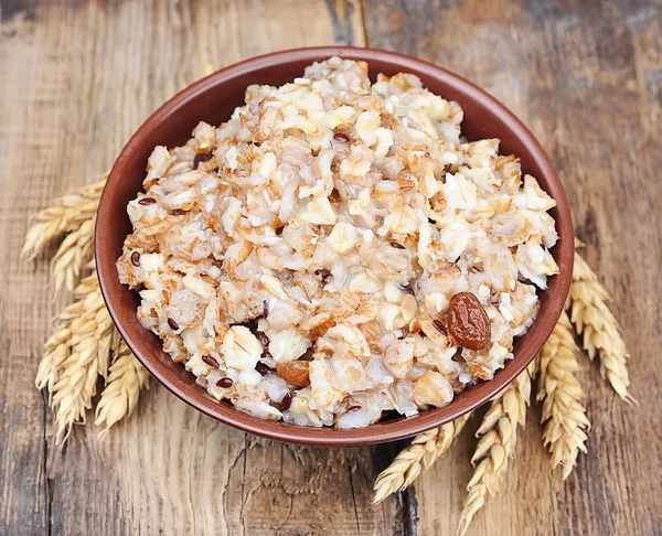 Mingau de cereal no fundo de madeira . — Fotografia de Stock