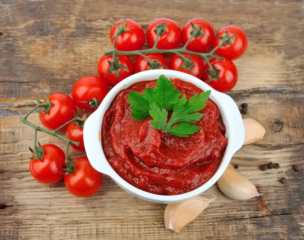 Tomatoes paste with ripe tomatoes — Stock Photo, Image