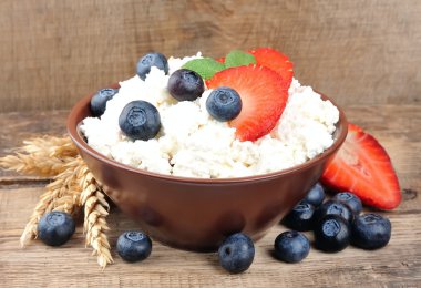 Berry ve süzme peynir