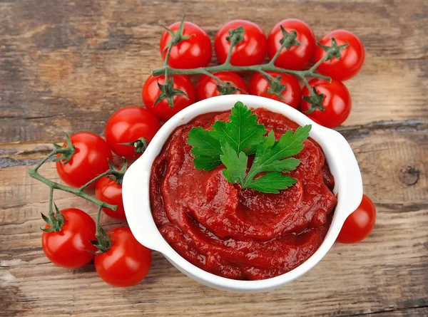 Tomatenmark mit reifen Tomaten — Stockfoto