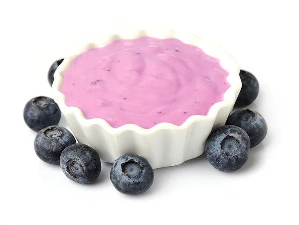 Yogurt con bacca isolata — Foto Stock
