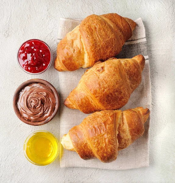 Croissant Med Sød Sauce Beton Baggrunde Morgenmad - Stock-foto