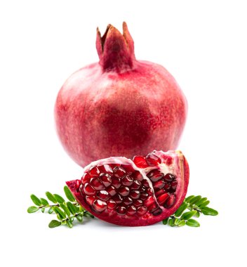 Beyaz arka planda yaprakları olan tatlı bir nar..