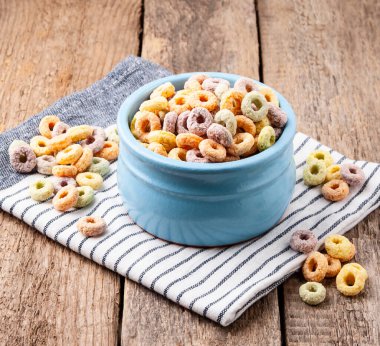 Kuru kahvaltı. Ahşap arka planda çok renkli halkalar, çocuk kahvaltısı. Hazır yemek..