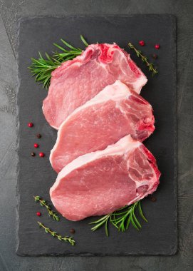 Beton arka planda baharatlı sade et. Biberiyeli biftek ve biber aromalı kekik..