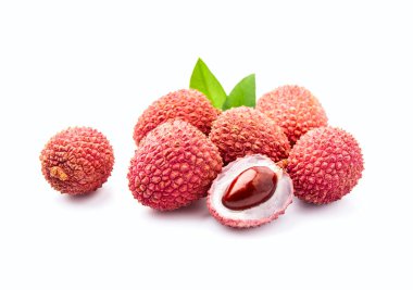 Beyaz arka planda yaprakları olan liçi meyveleri..