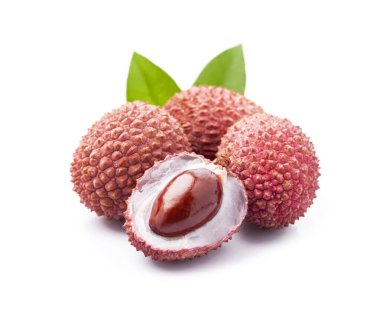 Beyaz arka planda yaprakları olan liçi meyveleri..