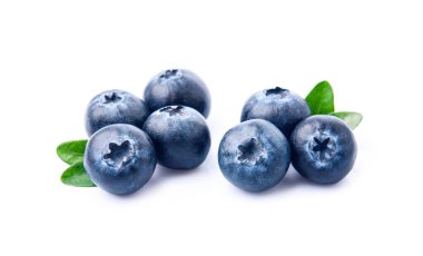 Beyaz arka planda yaprakları olan olgun yabanmersini..