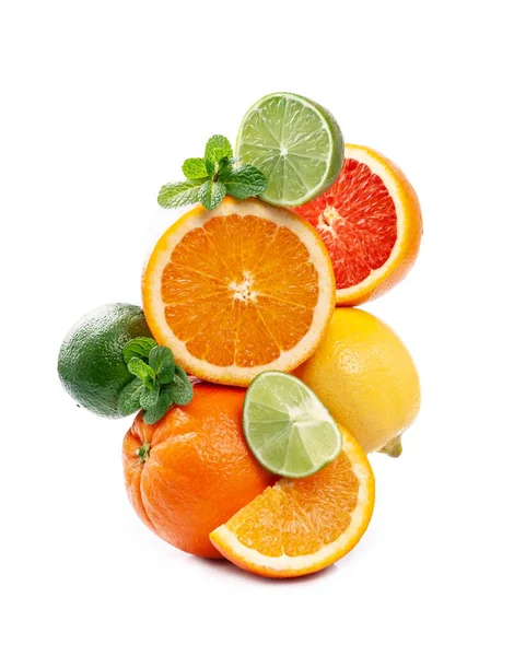 白い背景にミントと新鮮なオレンジの果物 グレープフルーツ レモンとライムをスタック バランスフルーツ 健康食品 柑橘類の混合物 — ストック写真