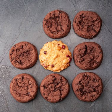 Beton arka planda ev yapımı kurabiyelerin arka planı. Şablon. Glütensiz pastalar. Amerikan çikolatalı pastaları. Brownie kurabiyeleri..