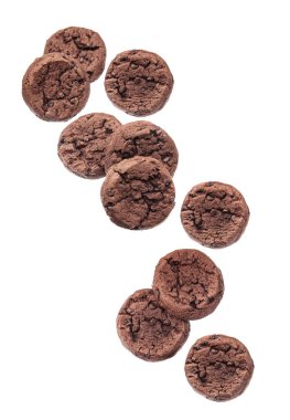 Beyaz arka planda çikolata parçalı çikolatalı kurabiyeler düşmek. Lezzetli çerez. Brownie kurabiyeleri. Amerikan çikolatalı pastaları..