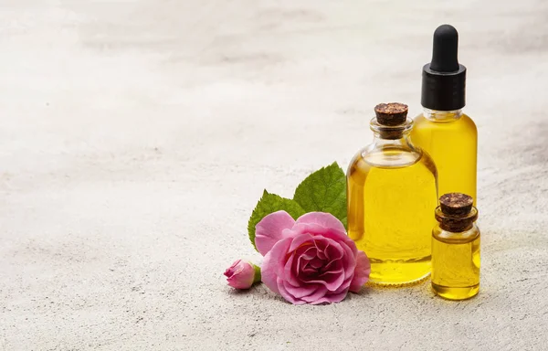 Olio Essenziale Fiori Rosa Selvatica Sfondi Cemento Ingrediente Cosmetico — Foto Stock