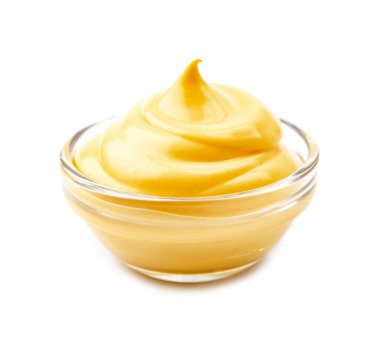 Beyaz arka planda kasede peynir sosu.