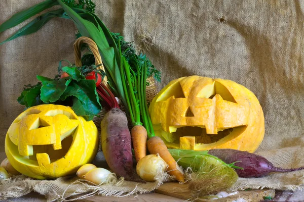 Хэллоуин тыква и собранные овощи — стоковое фото