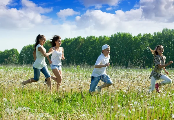 Amigos corriendo en el prado — Foto de Stock