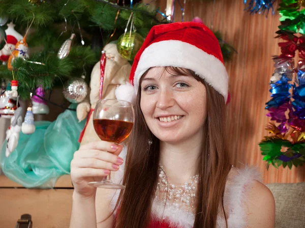 Glad tjej firar jul — Stockfoto