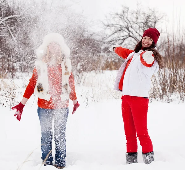 Meisje gooit sneeuw in de lucht — Stockfoto