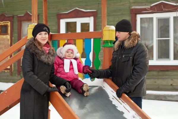 Veliler ile oynarken slayt üzerinde yürümeye başlayan çocuk — Stok fotoğraf