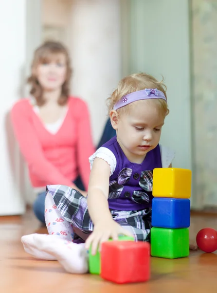 Meisje van de baby speelt met blokken — Stockfoto