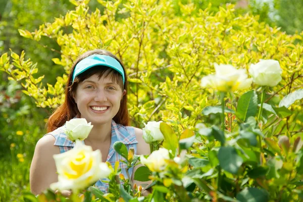 Kvinnlig trädgårdsmästare i rosa anläggning — Stockfoto