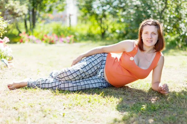 Gravid kvinna på gräs — Stockfoto