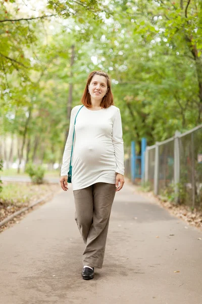 Toute la longueur de la femme enceinte — Photo