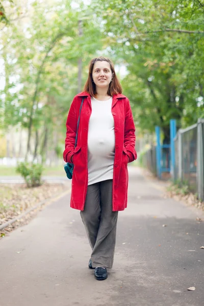 Gravid kvinna går september park — Stockfoto