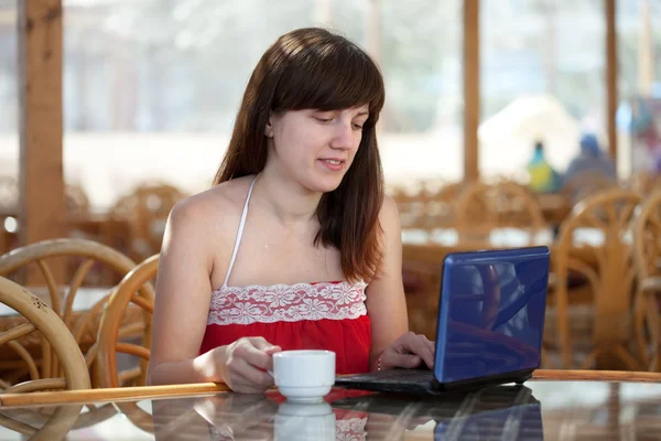 Vrouw met laptop in het resort — Stockfoto
