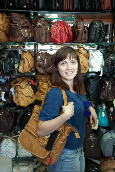 Γυναίκα επιλέγει δερμάτινη τσάντα — Φωτογραφία Αρχείου