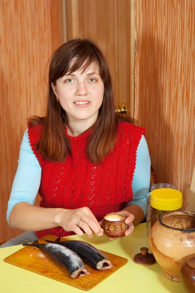 Woman salting mackerel fish — Stock Photo, Image