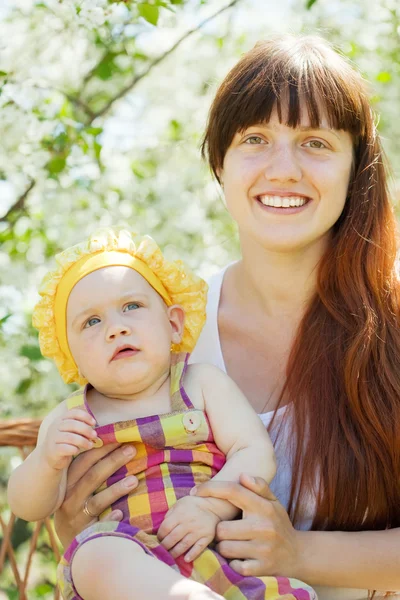 Lycklig mor med barn — Stockfoto