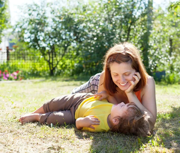 Счастливая мать и ребенок — стоковое фото
