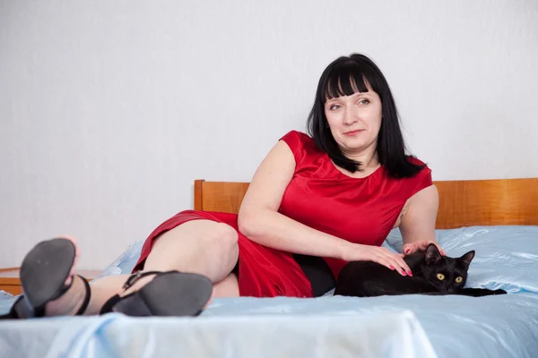 Žena s černou kočkou — Stock fotografie