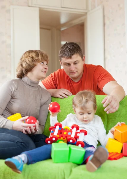 Genitori e bambino gioca con i giocattoli — Foto Stock