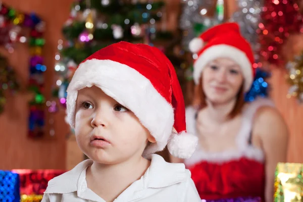 Bambino in cappello da Babbo Natale — Foto Stock