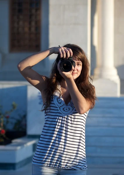 Fotógrafo turista toma fotos — Foto de Stock