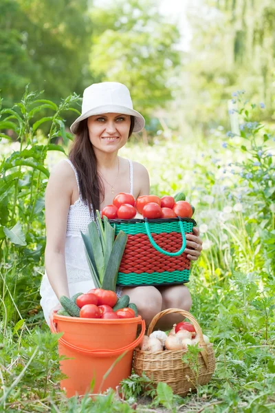Жінка з овочами в саду — стокове фото