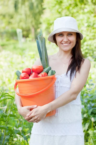 Donna con secchio di verdure — Foto Stock