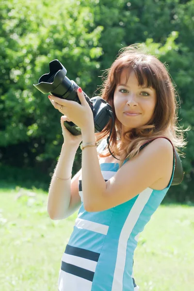 Fotógrafo feminino com câmera — Fotografia de Stock