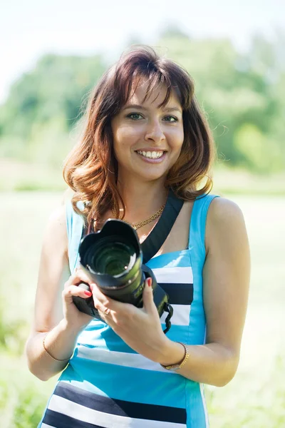 Женщина фотограф с камерой на открытом воздухе — стоковое фото