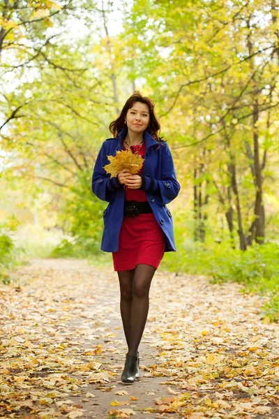 Žena s javorovým kytička — Stock fotografie
