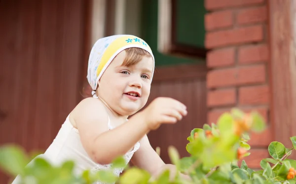 Junge Floristinnen im Garten — Stockfoto