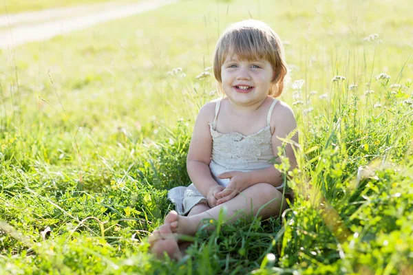 2 år pige i sommer eng - Stock-foto